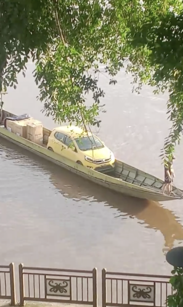Bukan Myvi, Kini Axia Pula Buat Hal Dalam Sampan Di Marudi